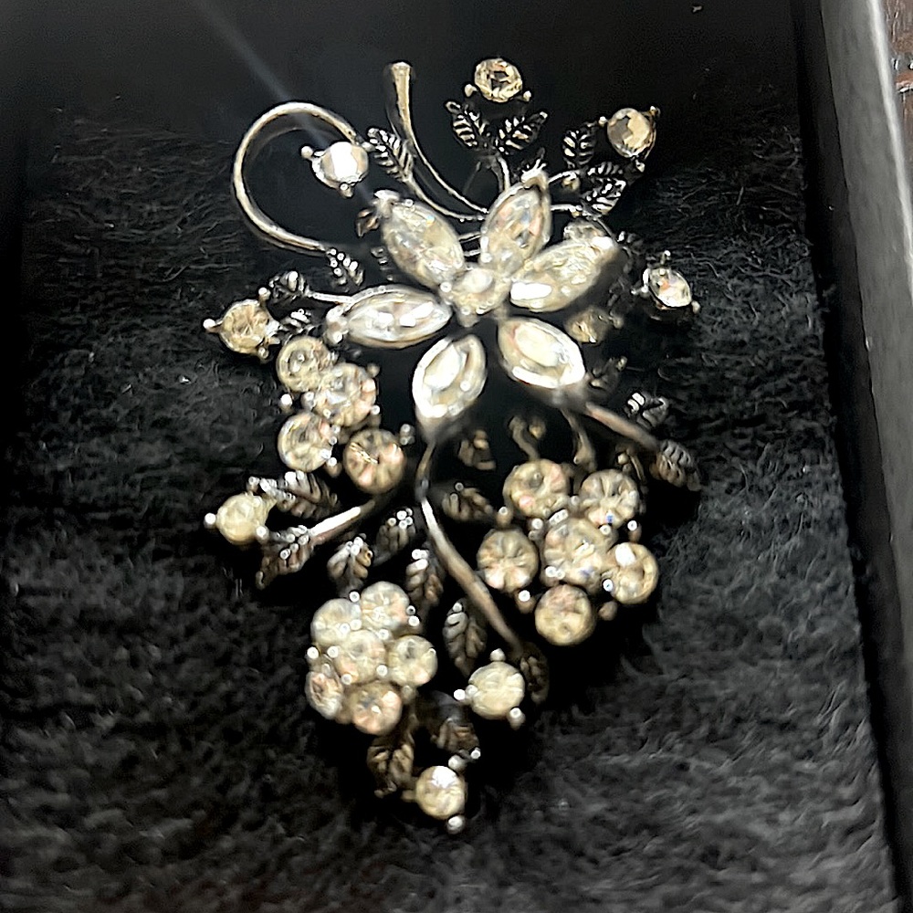 Vintage Coro Pendant. Rhinestones set in silver tone All stones in tact No chain